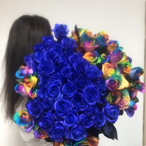 Strauß Frishe Blaue Rosen & Regenbogen Rosen 75 Stück